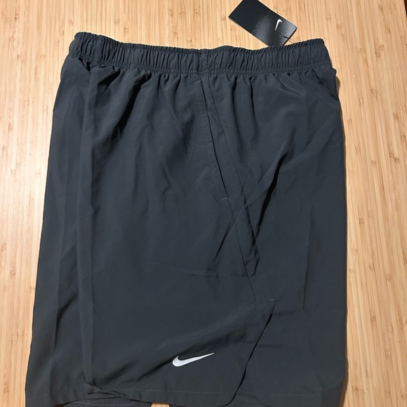 Nike Dri-FIT Men's athletic Training Shorte - Picture 3 of 4